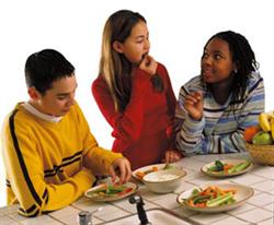 3 children eating a healthy lunch